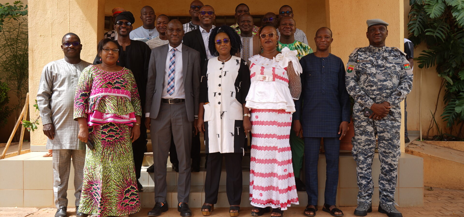Photo de groupe des participants à une rencontre institutionnelle
